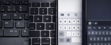 Nærbillede af tastaturer og mobilskærme, der viser hvordan man skriver snabel-a på computer og smartphone